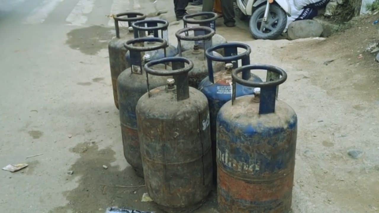 कमर्शियल गैस सिलिंडर।