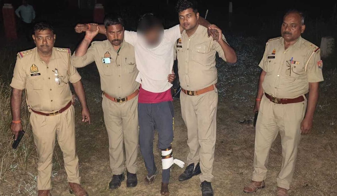 Farrukhabad Encounter between police and teenage girl murder accused shot in leg constable also injured