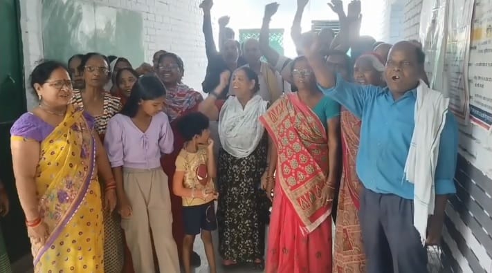 Kanpur Public Outrage Erupts Over New Electricity Meters KESCO Vehicle Chased Away Store Room Locked Up