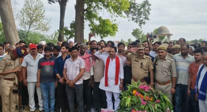 Auraiya Constable posted in Bareilly passes away due to heart attack final farewell with Guard of Honour