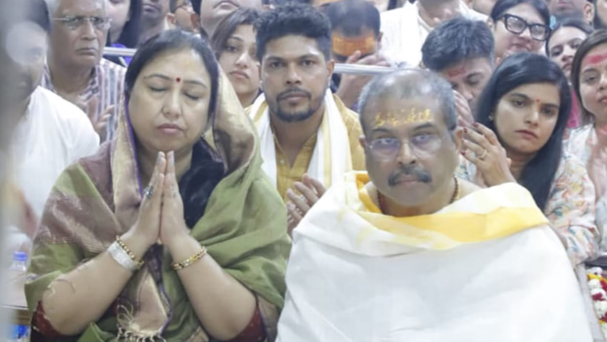 Union Minister Dharmendra Pradhan visited Mahakal Temple pray world peace. cricketer visited  temple.
