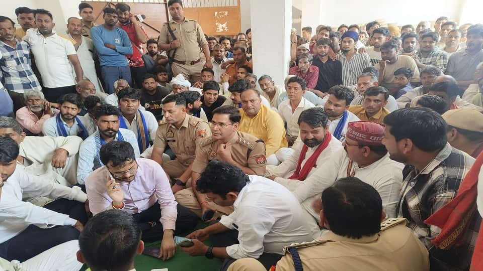 Four dead in accident: Four died in a family of five, only one child survived, three at Jagahedi toll plaza