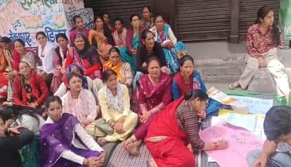 hunger strike against liquor continues for the fifth day in the Mangoli and Bajun areas of Nainital