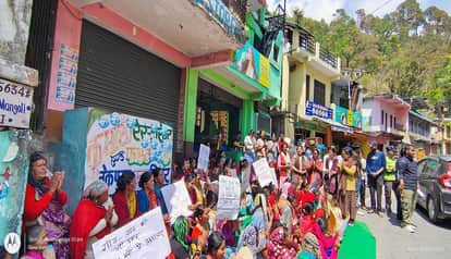Protest against liquor shop in Mangoli, Nainital continues for the sixth day
