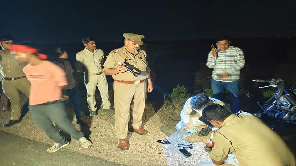 माैके पर जांच करती पुलिस।