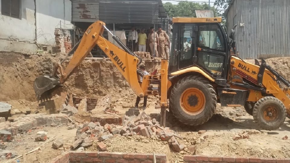 Wall of Under-Construction House Collapses, Two Laborers Crushed to Death