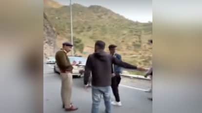 Shimla: Incident of Wedding Guests Offering Namaz on Roadside in Nerwa Goes Viral; Police Arrive at the Scene