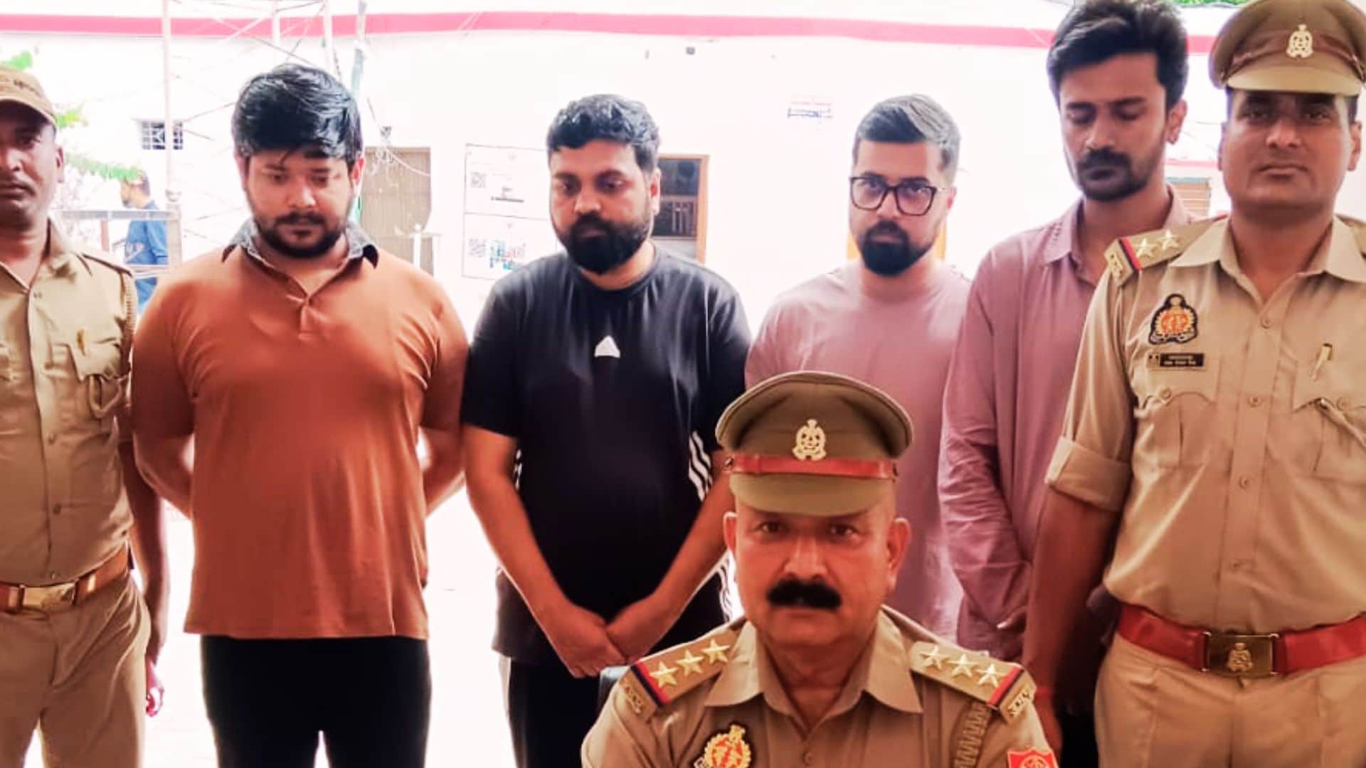 ऑनलाइन जुआ खेल रहे चार लोग गिरफ्तार।