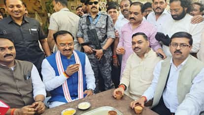 Deputy CM Keshav Prasad's convoy stopped at a tea stall and discussed tea with party workers.