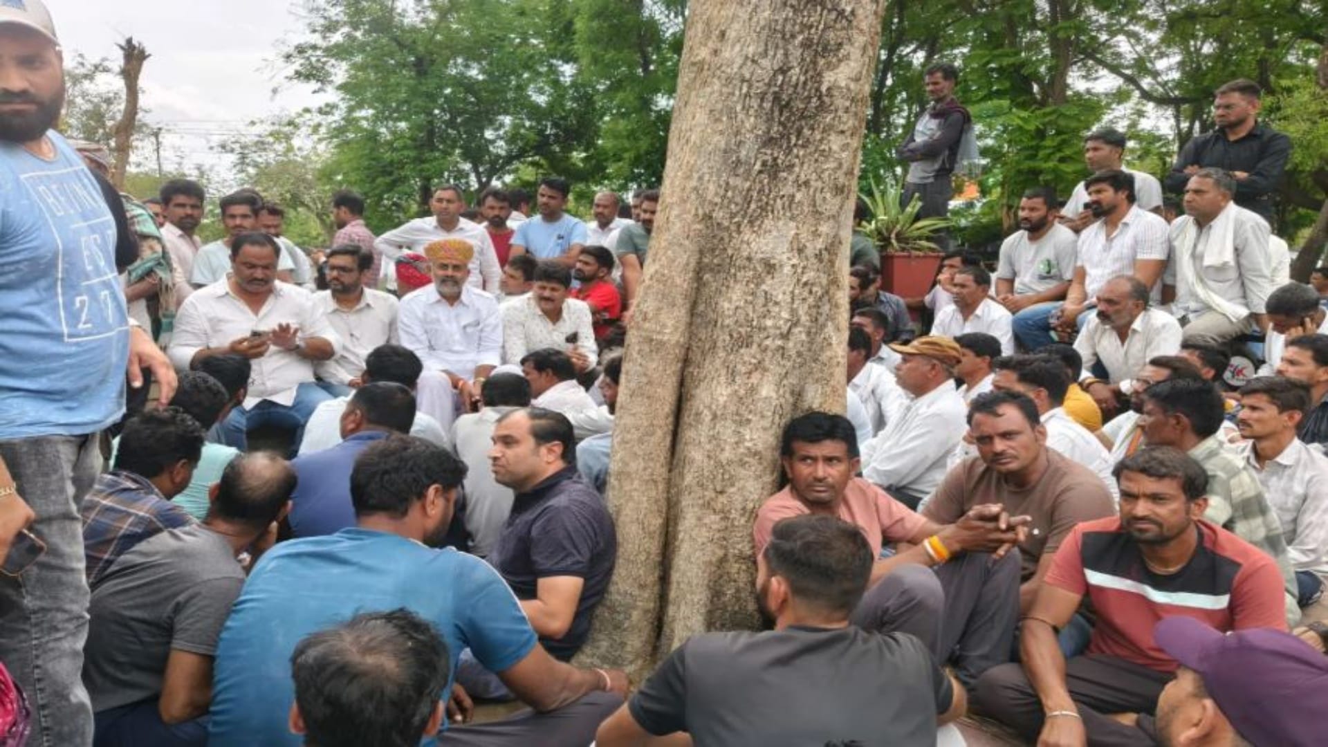 विवाहिता की मौत पर बवाल, धरने पर बैठे परिजन