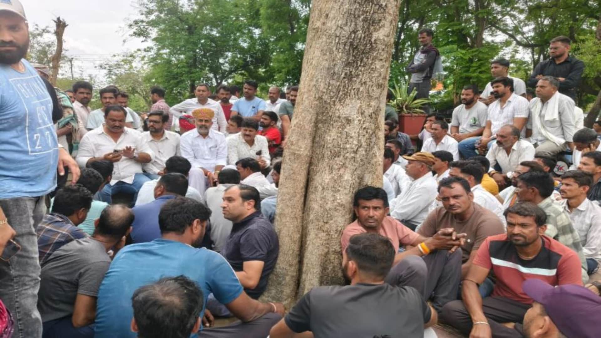 विवाहिता की मौत पर बवाल, धरने पर बैठे परिजन