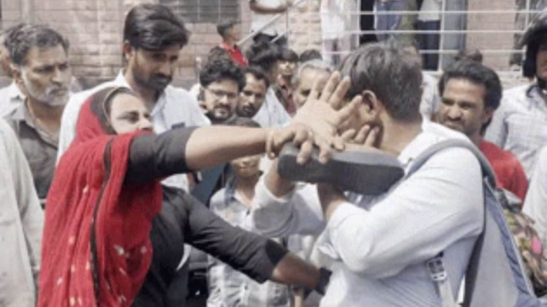 मनचले ने की महिला से छेड़छाड़, बदले में मिली जूता थैरेपी