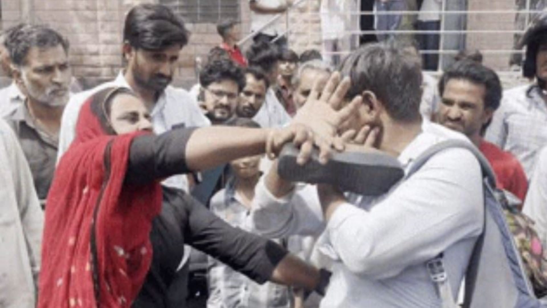 मनचले ने की महिला से छेड़छाड़, बदले में मिली जूता थैरेपी