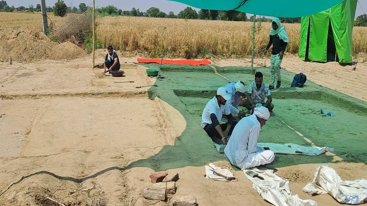 राखीगढ़ी की साइट-7 पर दूसरे कंकाल के आसपास सावधानीपूर्वक मिट्टी हटाते शोधकर्ता।