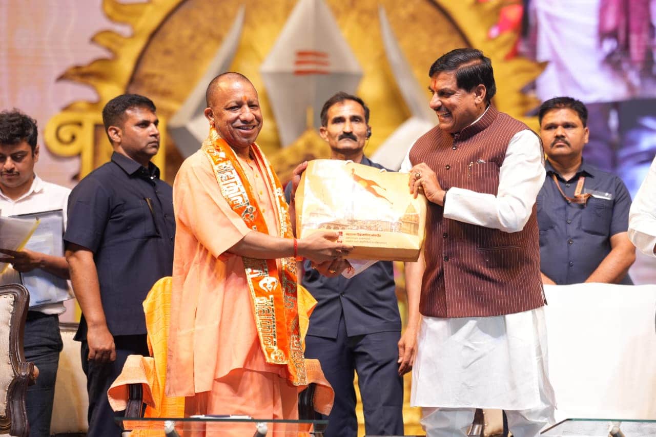 सीएम योगी आदित्यनाथ और मुख्यमंत्री मोहन यादव