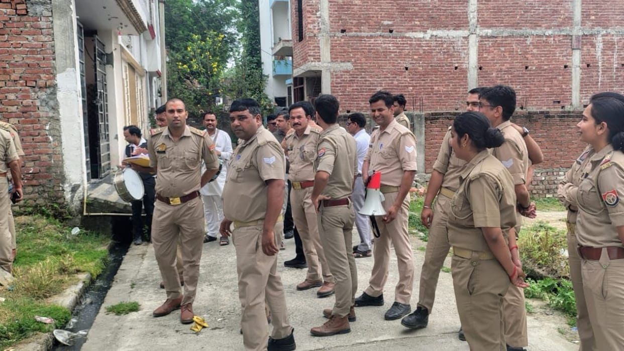 Jaiswal Brothers and the gang leader used to extract liquor using a single consignment note for two trucks