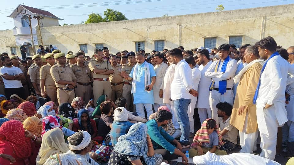 Four dead in accident: Four died in a family of five, only one child survived, three at Jagahedi toll plaza