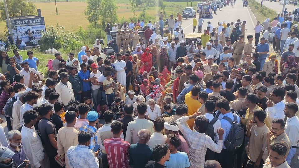 Four dead in accident: Four died in a family of five, only one child survived, three at Jagahedi toll plaza