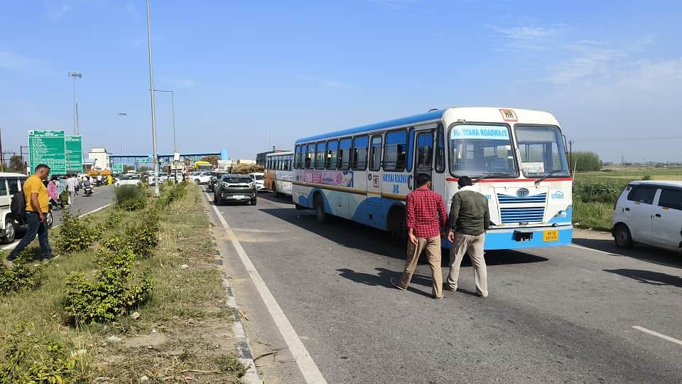 Four dead in accident: Four died in a family of five, only one child survived, three at Jagahedi toll plaza