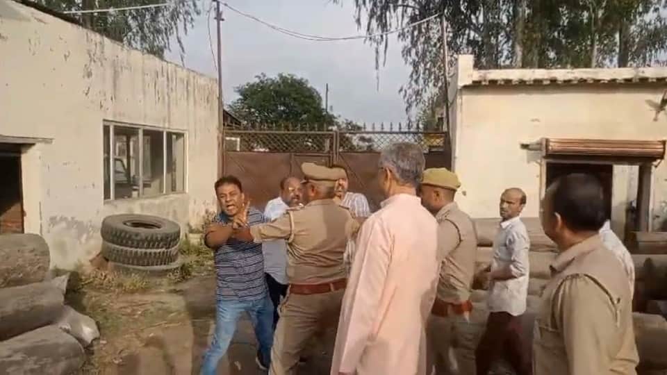 तालिब की आरा मशीन पर कार्रवाई के दौरान पहुंचे भारतेंद्र सिंह।