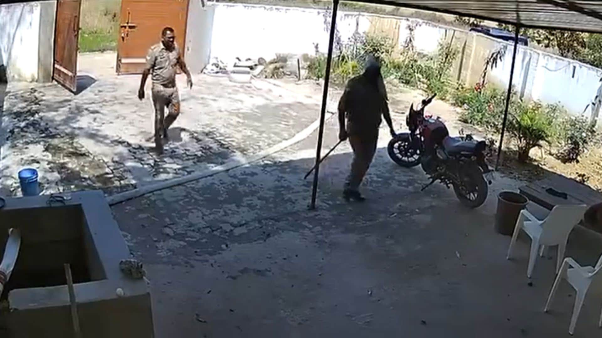 दबिश देने पहुंची पुलिस