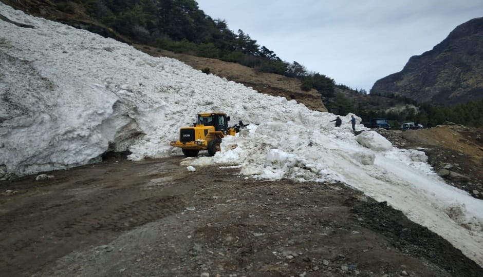 Avalanche blocks road to China border, leaves tourists stranded for three hours
