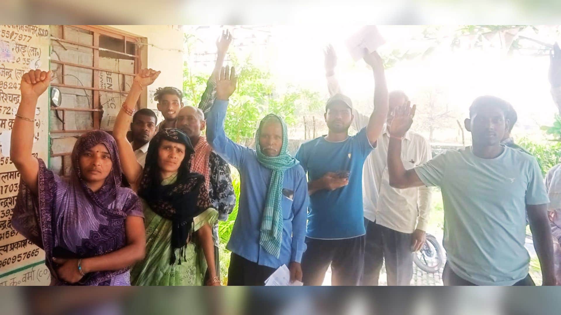 उपकेंद्र पर स्मार्ट मीटर की शिकायत लेकर पहुंचे उपभोक्ता।