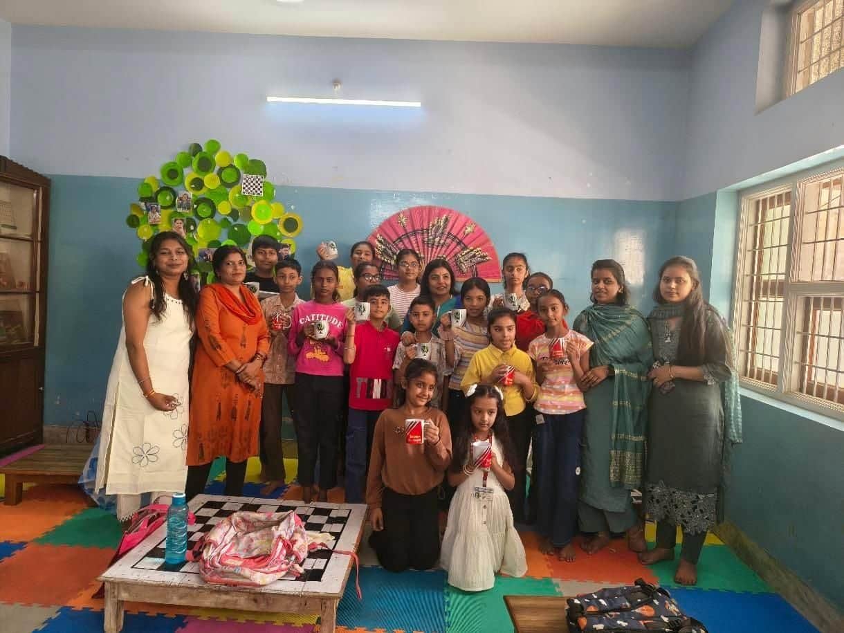 विजडम वर्ल्ड स्कूल में आयोजित ‘कल्पना के रंग सीजन-3’ के कार्यक्रम में एक समूह चित्र में छात्र-छात्रा