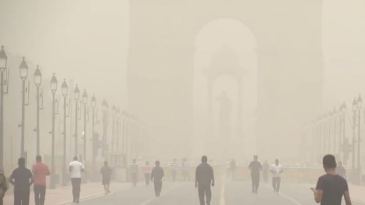 Weather Update: दिल्ली-NCR में बदला मौसम, धूल भरी आंधी से विजिबिलिटी हुई कम; गरज-चमक के साथ बूंदाबांदी के आसार