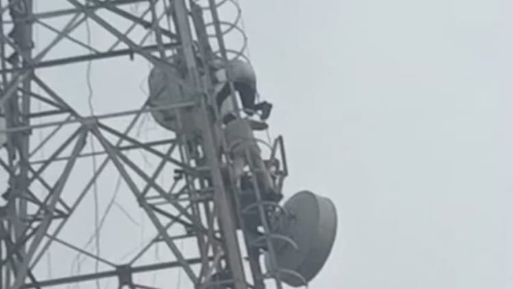 Bihar: गोपालगंज में टावर पर चढ़ी युवती, कूदने की कोशिश से दहशत, घंटों बाद रेस्क्यू कर सुरक्षित उतारा