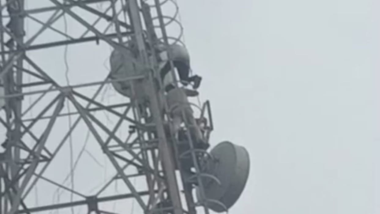 young woman climbed tower in Gopalganj brought down safely after hours of struggle in bihar