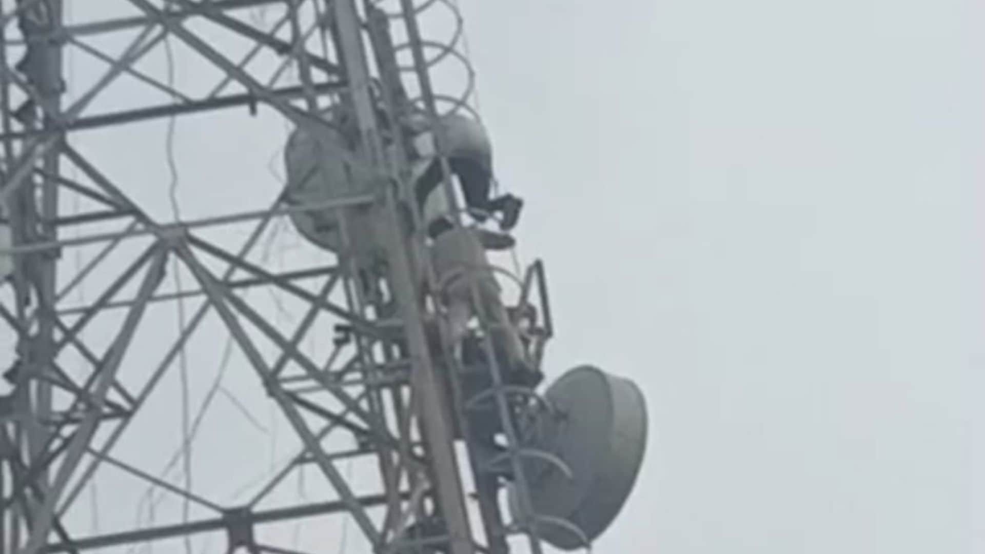 युवती को बचाते पुलिस वाले