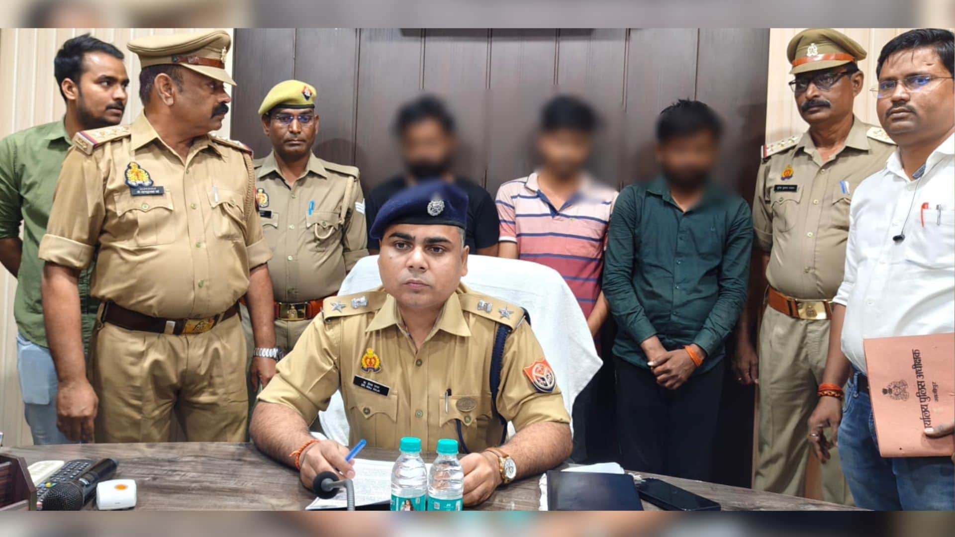 अपराधियों की जानकारी देती पुलिस।