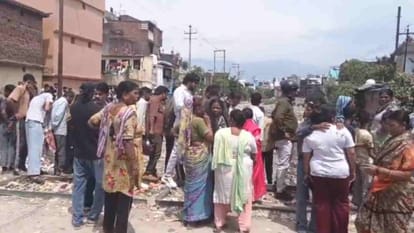 देहरादून: राजधानी के चूना भट्ठा क्षेत्र में मिला शव, इलाके में सनसनी, मौके पर पहुंची पुलिस ने जांच शुरू की. देहरादून चूना भट्टा क्षेत्र में मिला शव, उत्तराखंड क्राइम न्यूज़