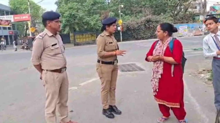 राजपुर रोड गोलीकांड के बाद सख्ती, पुलिस की लगातार चेकिंग राजपुर रोड गोलीकांड के बाद सख्ती, पुलिस की लगातार चेकिंग