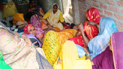 रोते बिलखते परिजन