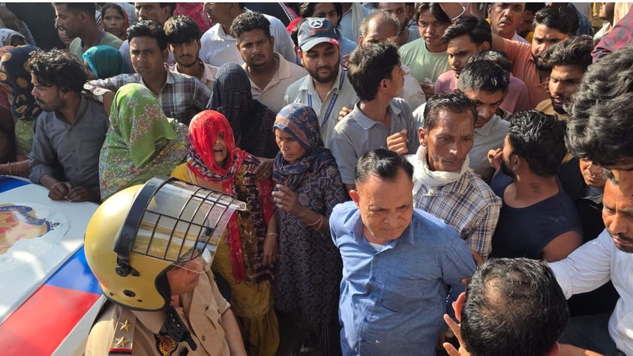 family members surrounded post-police station On the death of farmer in Hapur