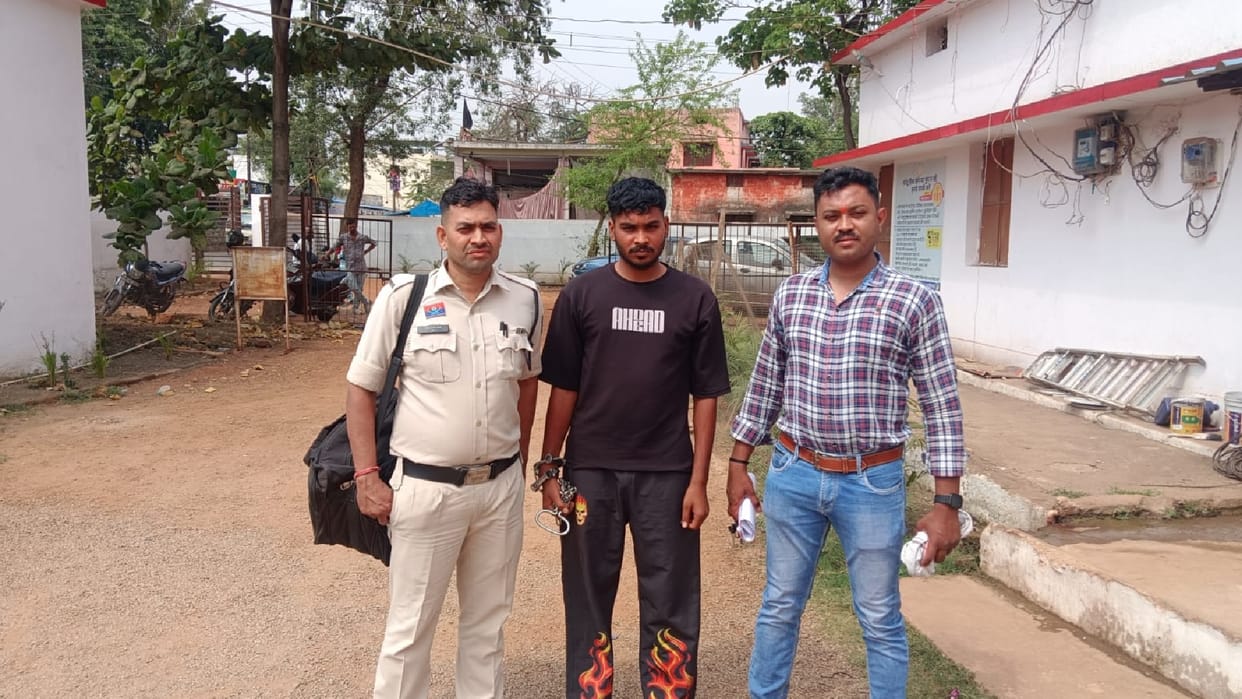 Police arrested a youth who threatened people by brandishing a knife in Raipur