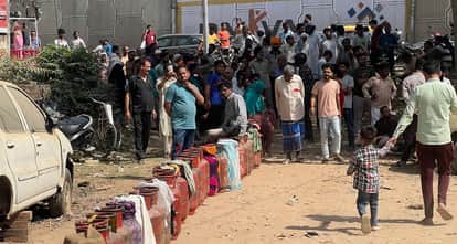 People in Delhi are wandering from door to door in search of gas while black marketing is rampant