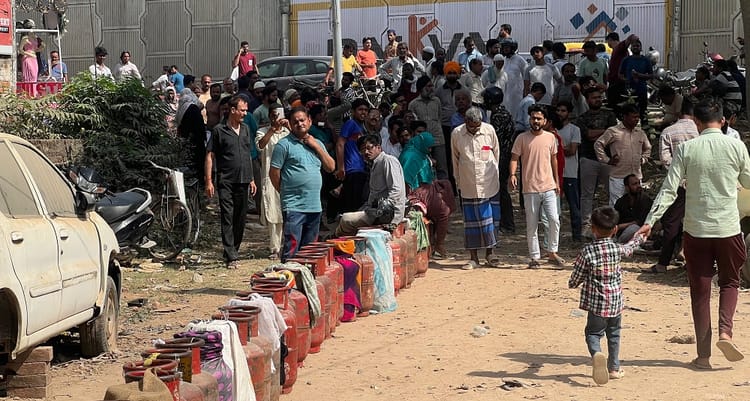 छोटे सिलिंडर आते ही एजेंसियों से गायब : महंगी गैस खरीदो वरना घर वापसी ही बचा विकल्प, सरकारी निर्देश बेअसर