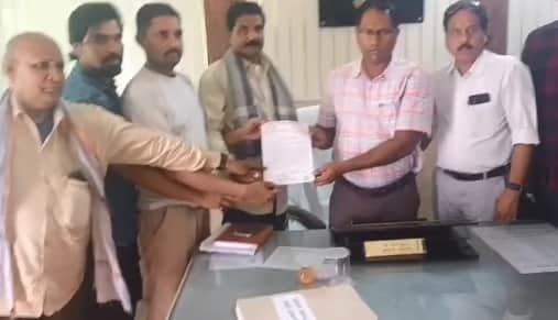 ईओ को लिखित शिकायत देते सभासद