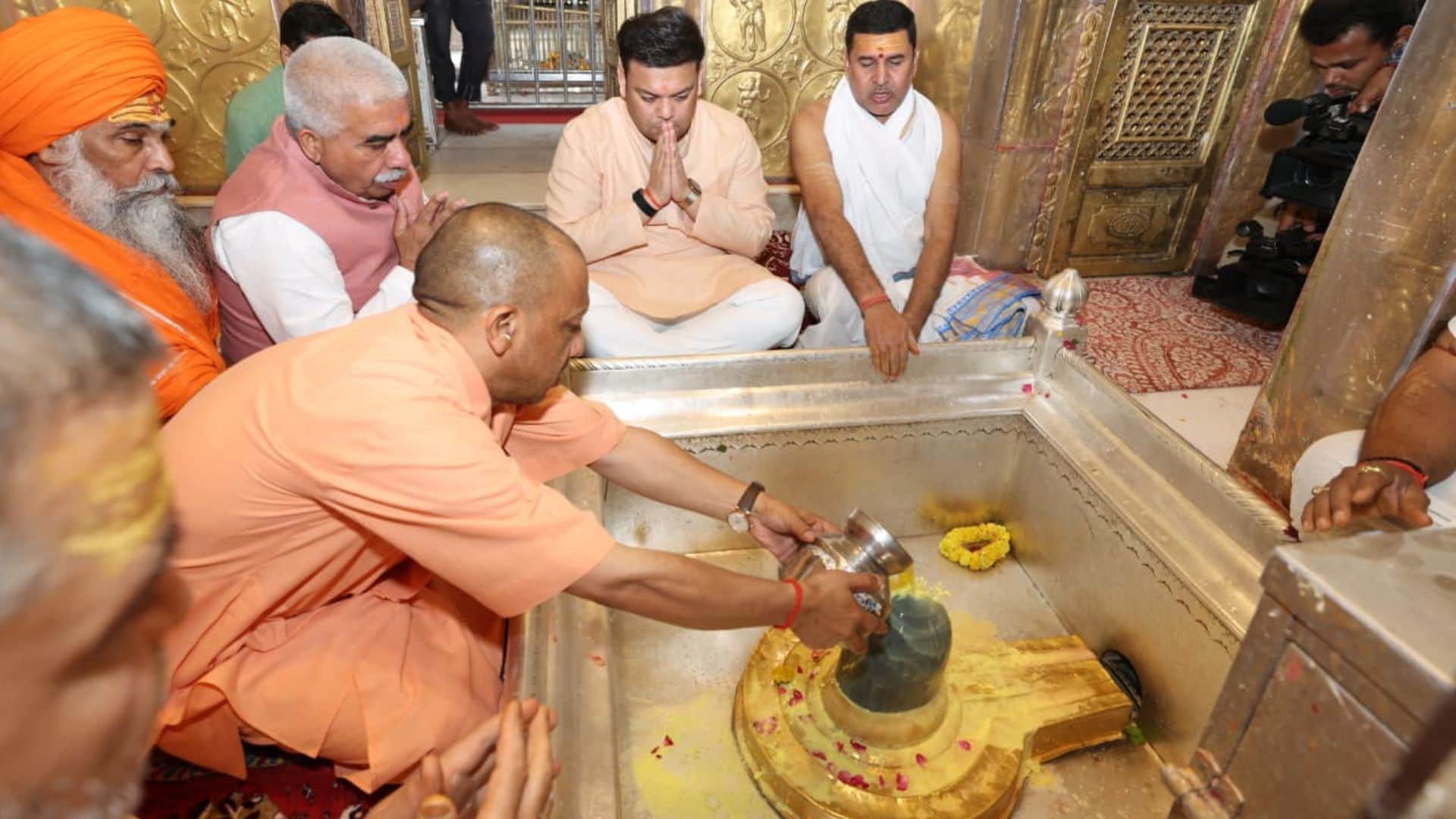 CM Yogi visits Baba Vishwanath temple three brothers bodies recovered who drowned in Ganga 108 cylinder stolen