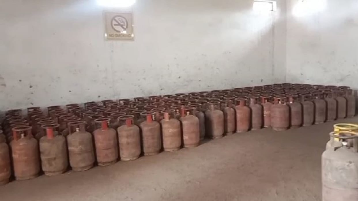 thieves stole 108 cylinders in Lakhimpur Kheri amidst the LPG crisis