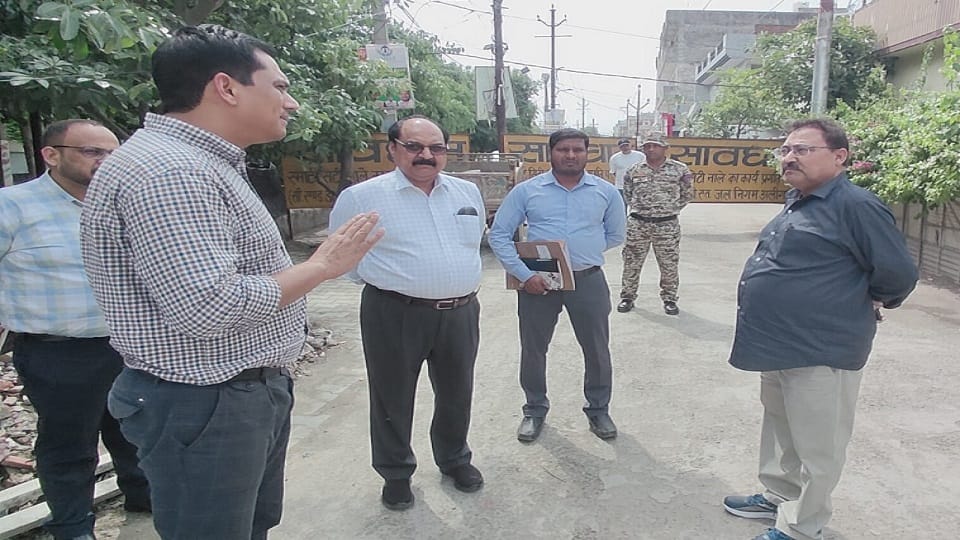 action against Aligarh Nagar Nigam Chief Engineer, Assistant-Junior Engineer