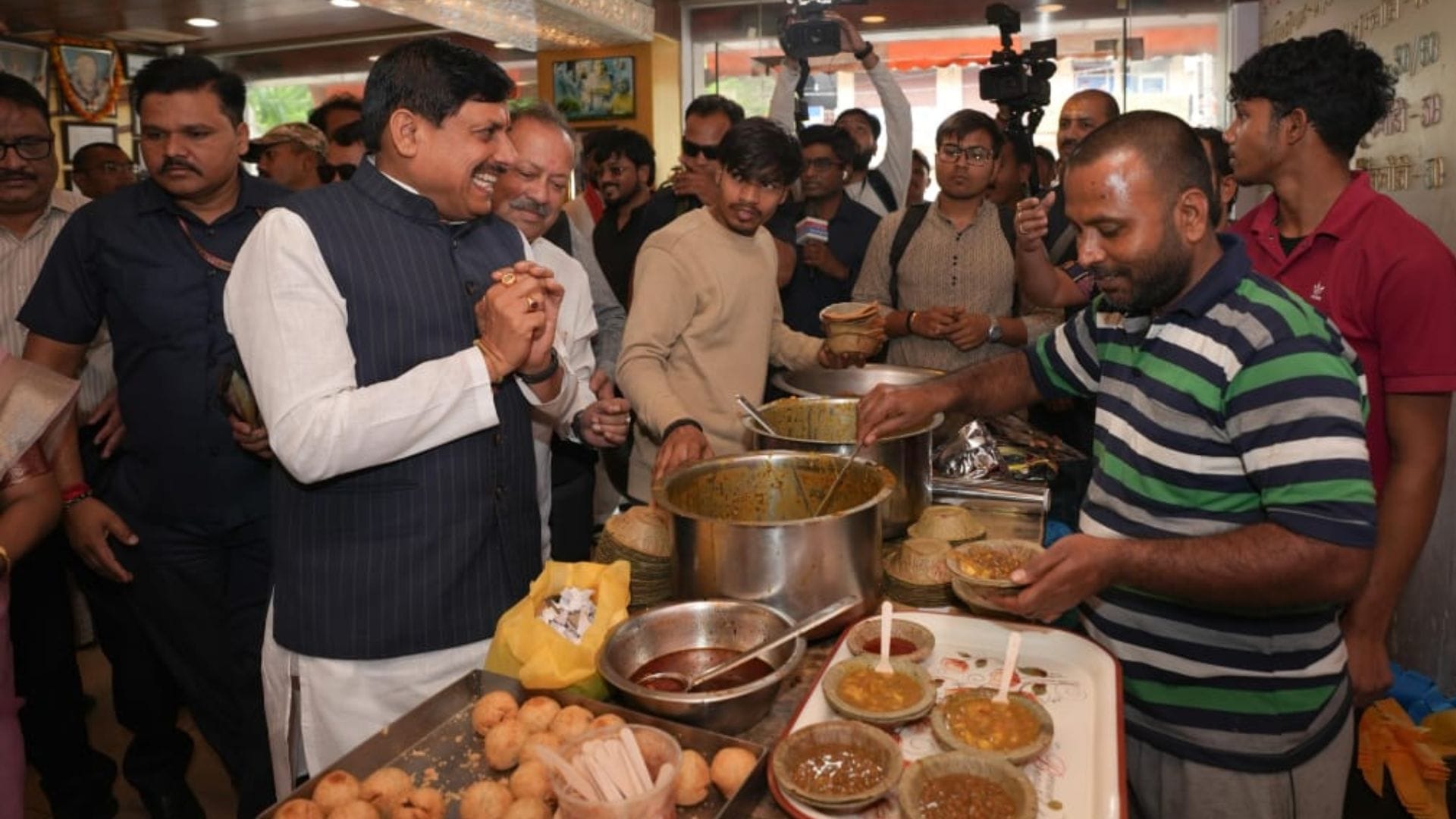 MP News: CM Mohan Yadav was seen enjoying the famous Kachori-Puri of Banaras, his simplicity won the hearts of
