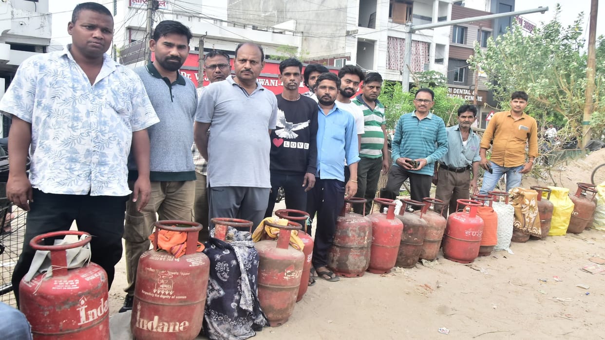 Consumers do not trust the assurance of home delivery of LPG cylinders, queues form as soon as the vehicle