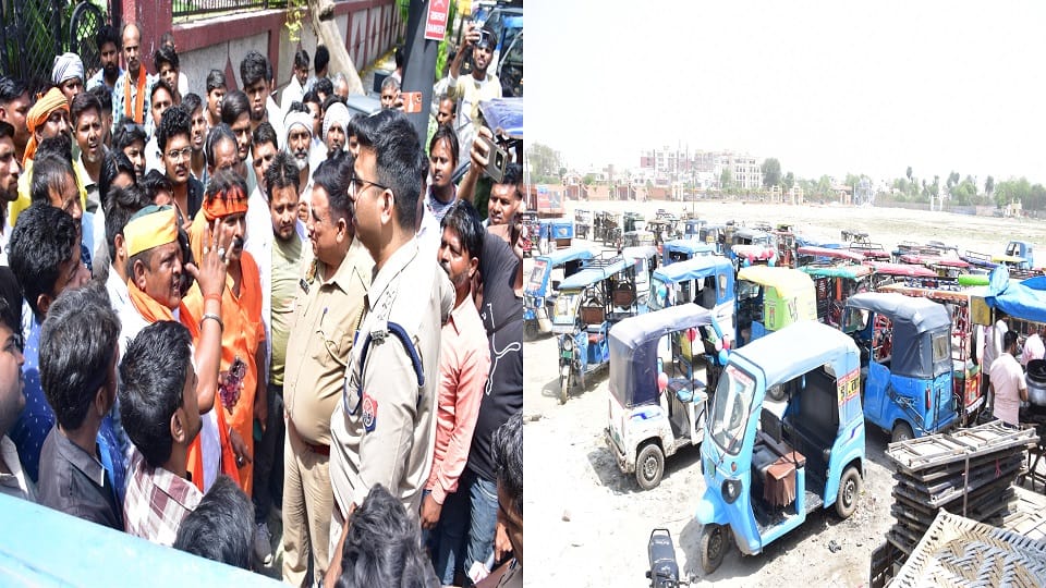 Auto-rickshaws stopped on the green corridor Aligarh