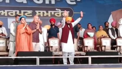 रैली में मंच पर पहुंचे सीएम भगवंत मान