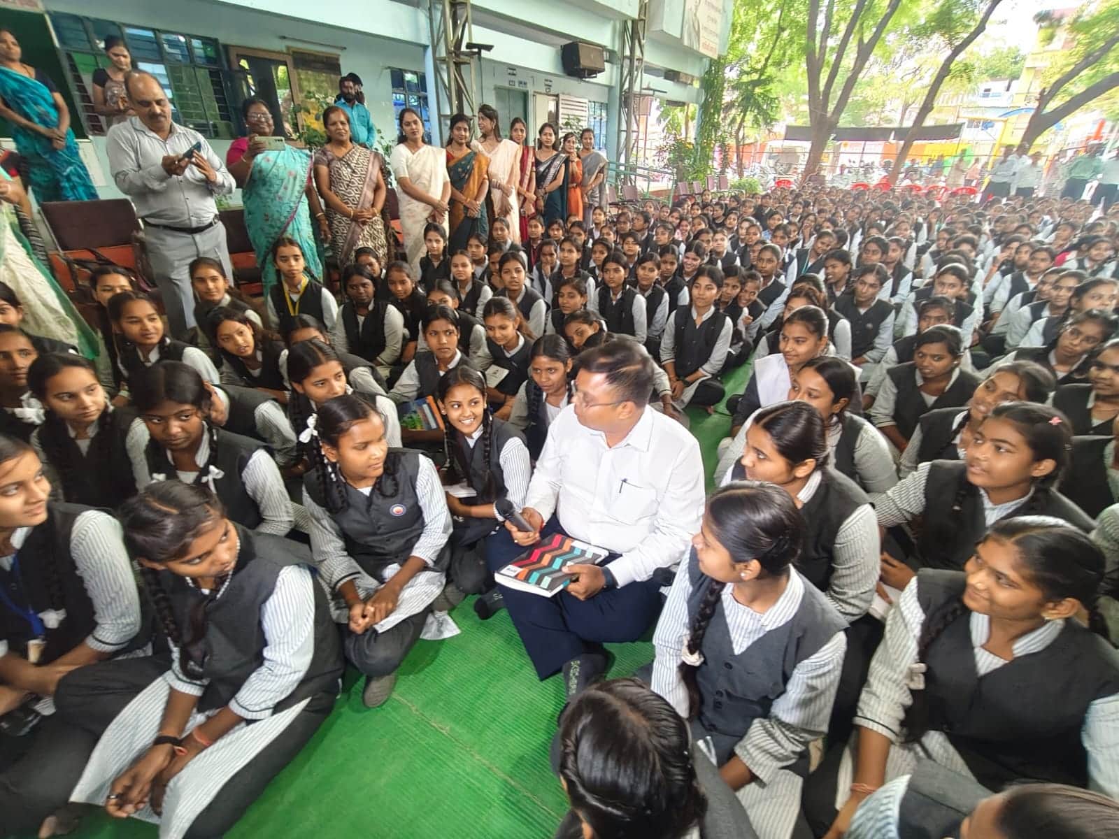 स्कूली विद्यार्थियों से चर्चा करते कलेक्टर वर्मा।