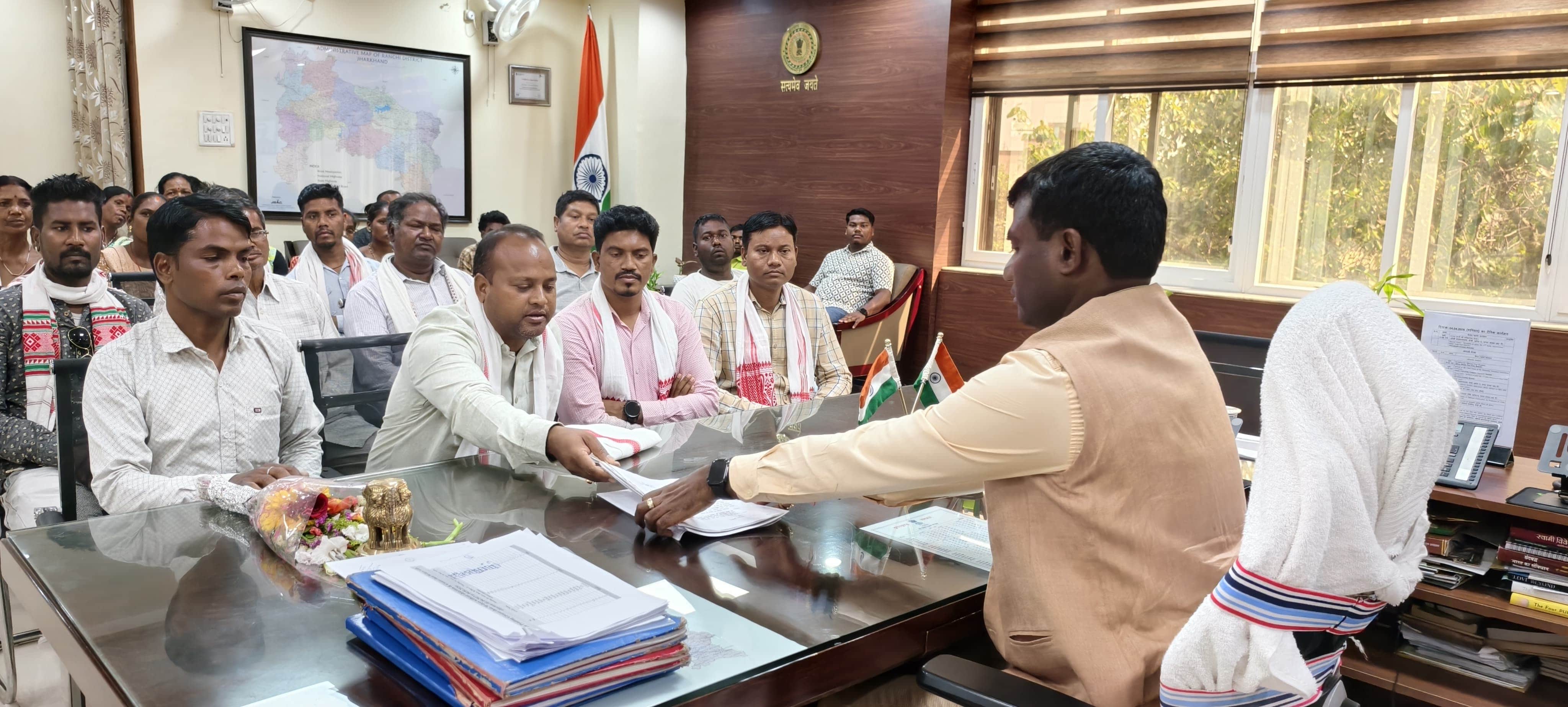 सरना समिति ने सौंपा ज्ञापन